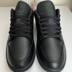 Men's Triple Black Jordan Low Sneakers 8.5